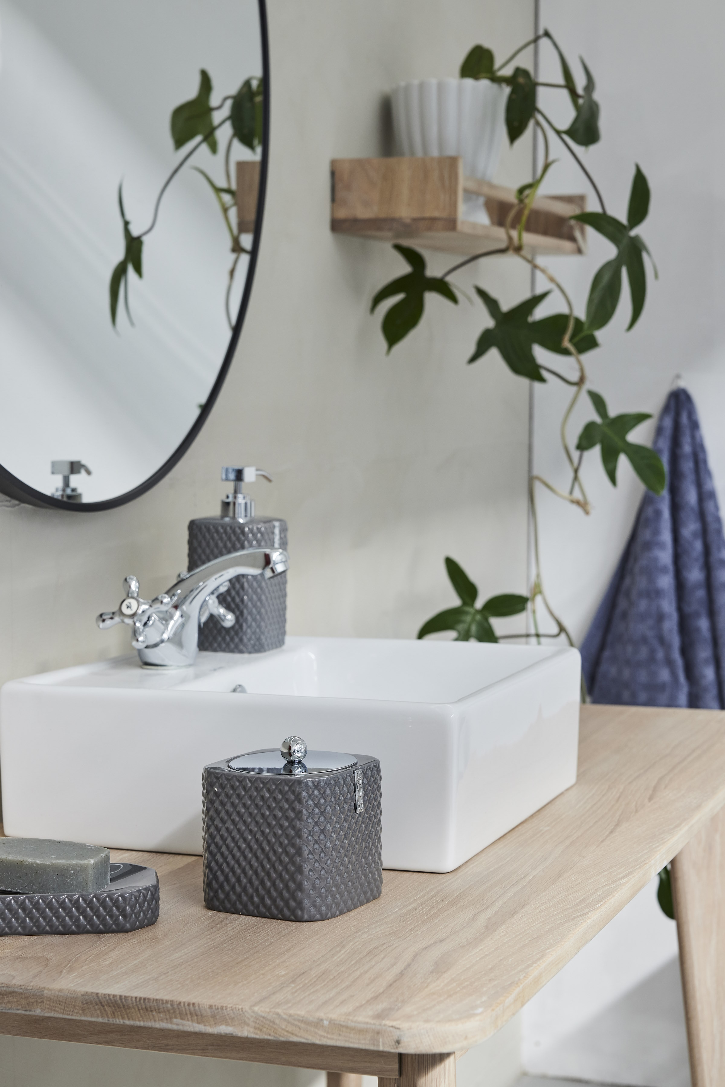 KOMPLET_LAZIENKOWY_AKCESORIA_SZARE_CERAMICZNE_ELEGANCKIE_LAZIENKI_UMYWALKA_NA_KONSOLI_LENE_BJERRE_POLSKA_SKLEP_DESIGNBYWOMEN